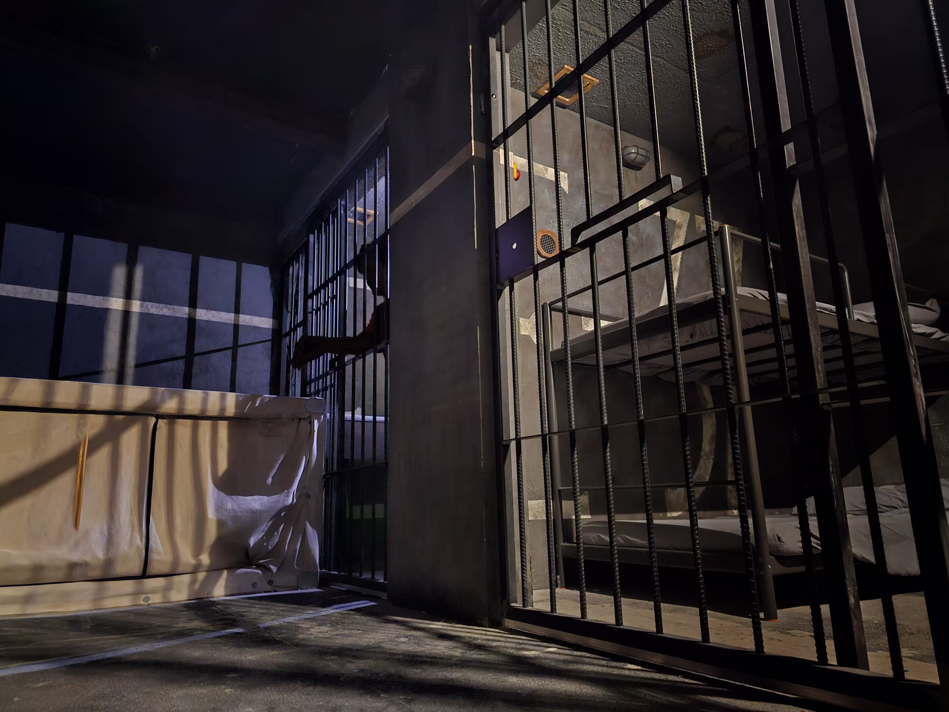 Scène atmosphérique d'un jeu d'évasion montrant l'environnement thématique